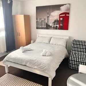 Beautiful Close To Brick Lane Homestay